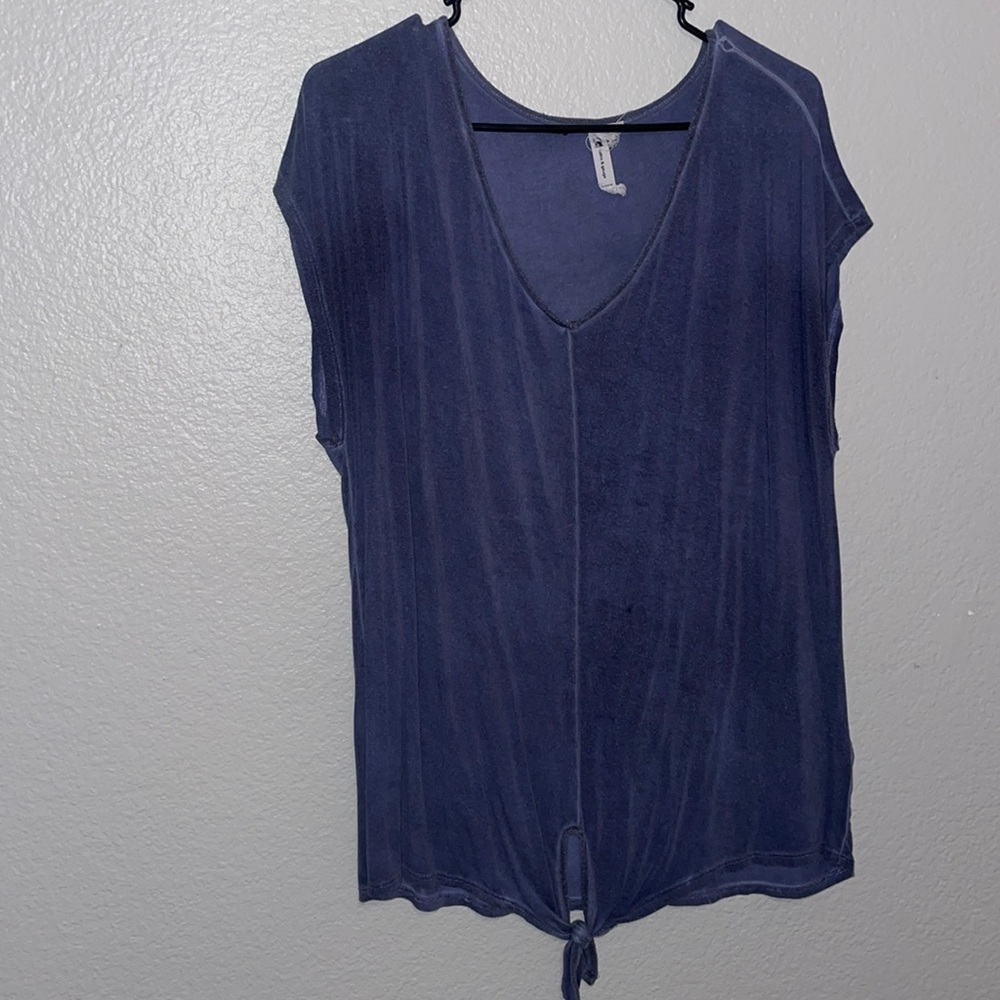Easy breezy t-shirt. Denim coloured. V-neck. Front tie.